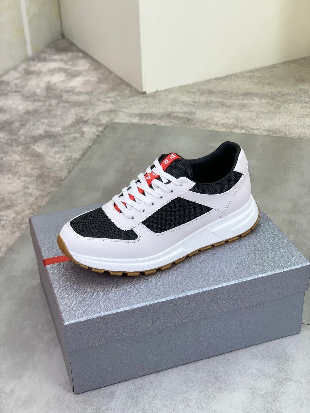 Men's shoes 💰P560💰[New model] The top version is available on the official website, 🆘 The trendy brand (Prada) mainly promotes the popular model, avant-garde and versatile fashionable men's shoes, private version mold opening, cowhide surface splicing 1:1.. Stylish and simple, original imported cowhide lining cowhide feet; the atmosphere and personality are more fashionable, eye-catching and pursuing class. It will subvert the old idea and be a must-have for fashionistas with you! Must keep it for yourself! Tall and comfortable, large and low, high-end quality workmanship. The new high-end outsole on the official website. Size: 38-45. Available in 3️⃣ colors.